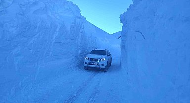 Hakkari'deki üs bölgelerinde 6 metreyi bulan kar tünelleri