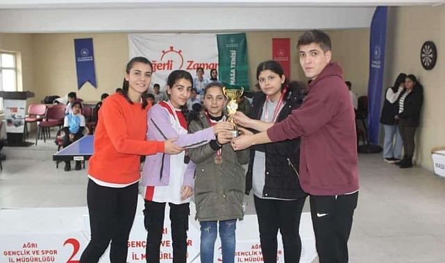 Hamur’da Okul Sporları Gençler Tenis İlçe Birinciliği müsabakaları sona erdi