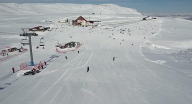 Hesarek’te sezon açıldı, ara tatili fırsat bilenler kayak merkezine akın etti