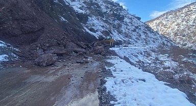 Heyelan sonrası mahsur kalan 15 kişi kurtarıldı