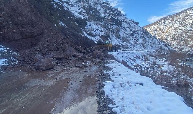 Heyelan sonrası mahsur kalan 15 kişi kurtarıldı