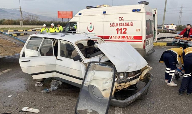 İki araç çarpıştı: 8 kişi yaralandı