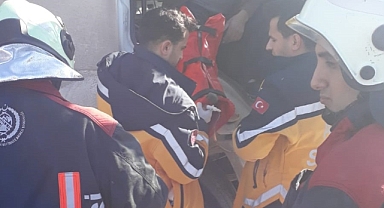 İki kamyon kafa kafaya çarpıştı: 1 yaralı