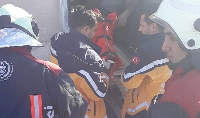 İki kamyon kafa kafaya çarpıştı: 1 yaralı