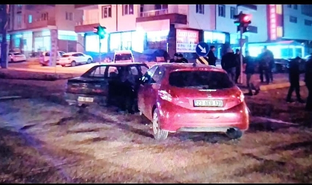 İki otomobil çarpıştı: 2 yaralı