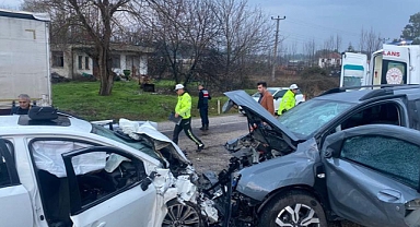 İki otomobil kafa kafaya çarpıştı: 3 ölü 1 ağır yaralı