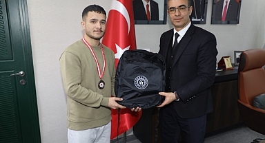 İl Müdürü Din, Ağrılı Boksörü Tebrik Etti