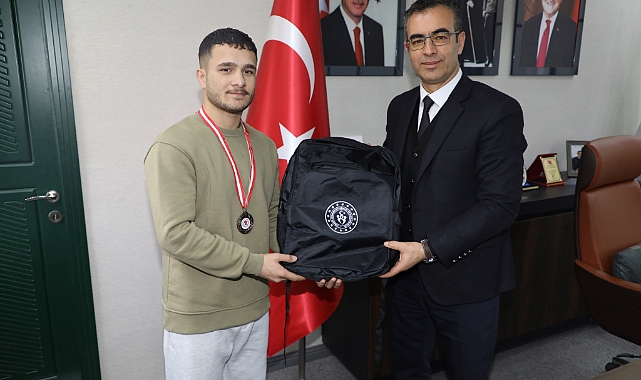İl Müdürü Din, Ağrılı Boksörü Tebrik Etti