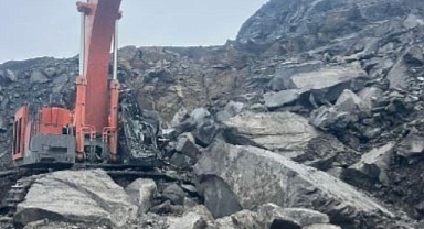 İş makinasının üzerine kaya düştü: Operatör yaralandı