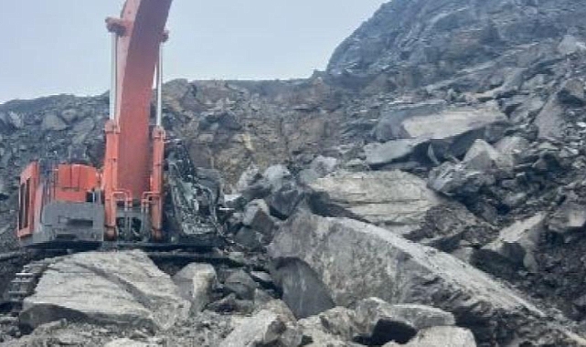 İş makinasının üzerine kaya düştü: Operatör yaralandı