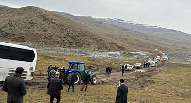 İstanbul’dan Muş'a cenaze getiren otobüs çamurlu yola saplandı
