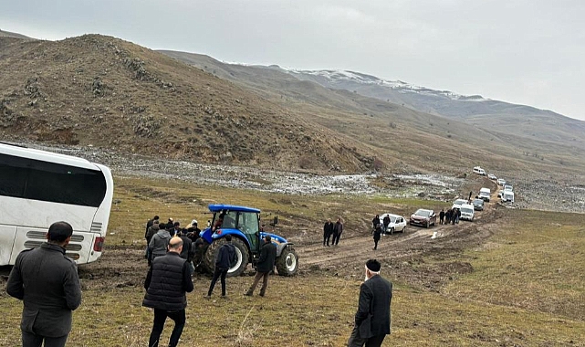 İstanbul’dan Muş'a cenaze getiren otobüs çamurlu yola saplandı