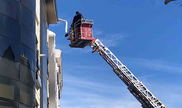 İtfaiye tehlike saçan çatılardaki buz sarkıtlarını kırıyor