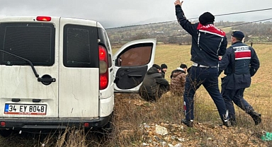 Jandarmadan kaçmaya çalışan 4 düzensiz göçmen kıskıvrak yakalandı