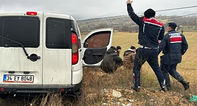 Jandarmadan kaçmaya çalışan 4 düzensiz göçmen kıskıvrak yakalandı