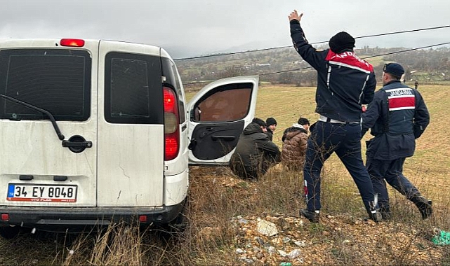 Jandarmadan kaçmaya çalışan 4 düzensiz göçmen kıskıvrak yakalandı
