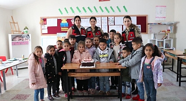 Jandarmadan öğrencilere karne hediyesi