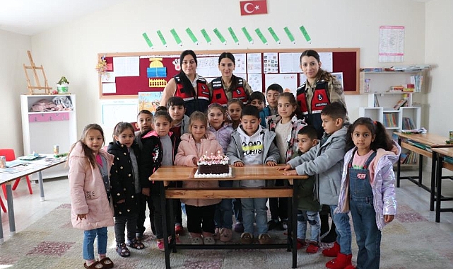 Jandarmadan öğrencilere karne hediyesi