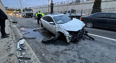 Kafa kafaya çarpışan otomobiller hurdaya döndü
