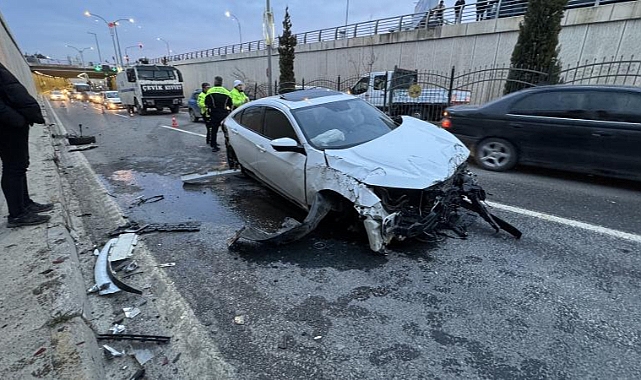 Kafa kafaya çarpışan otomobiller hurdaya döndü