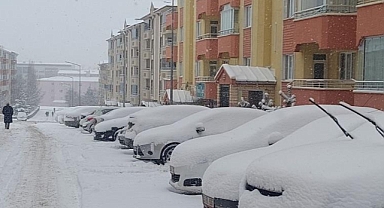 Kar esareti Erzurum'da da etkili oldu: kar kalınlığı 40 santimetreye ulaştı