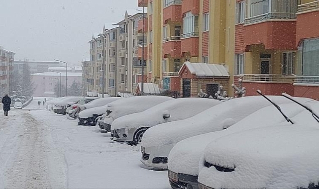 Kar esareti Erzurum'da da etkili oldu: kar kalınlığı 40 santimetreye ulaştı