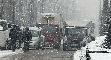 Kar kepçe boyunu aştı: Uçak seferleri iptal edildi