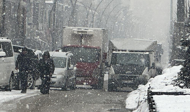 Kar kepçe boyunu aştı: Uçak seferleri iptal edildi