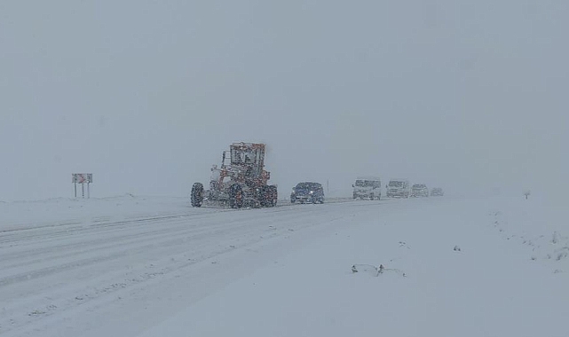 Kar yağışı Kurubaş Geçidi'nde trafiği olumsuz etkiliyor