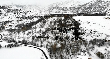 Karla beyaza bürünen Girlevik Şelalesi ziyaretçilerine görsel şölen sunuyor