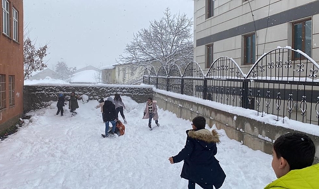 Karlıova'da kar vatandaşa çile, çocuklara eğlence oldu