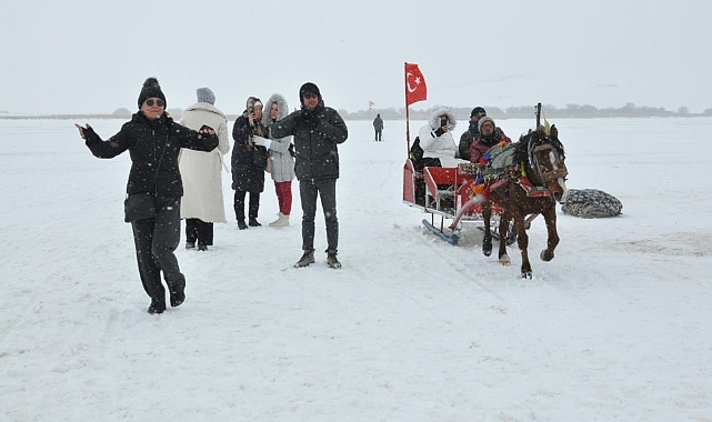 Kars’ta buz üstünde Kafkas dansı