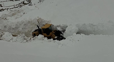Kepçe boyunu geçen yollarda karla mücadele