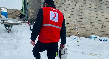 Kızılay Doğubayazıt Şubesi ihtiyaç sahibi ailelere sıcak yemek dağıtıyor