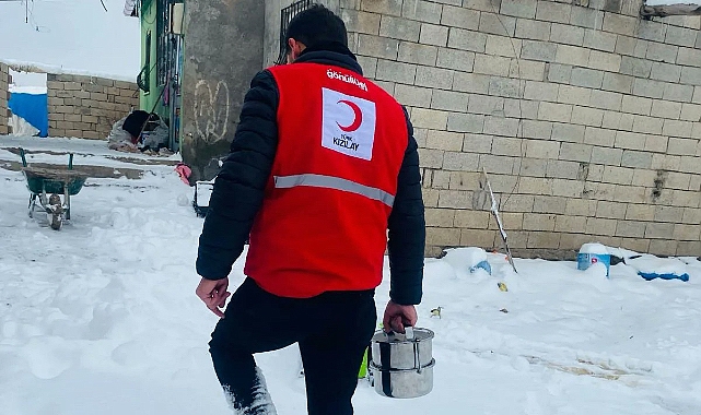 Kızılay Doğubayazıt Şubesi ihtiyaç sahibi ailelere sıcak yemek dağıtıyor