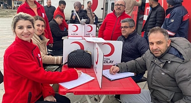 Kızılay'ın kadın gönüllüleri kan bağışına öncülük etti