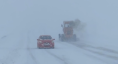 Kurubaş ve Güzeldere geçitlerinde kar yağışı ve sis etkili oluyor