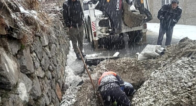 Lapa lapa karın altında su arızasını giderdiler