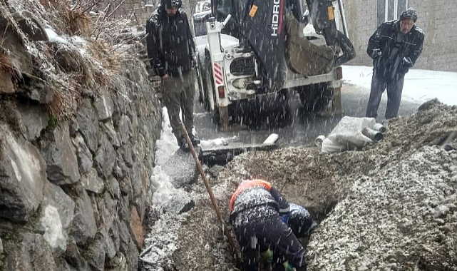 Lapa lapa karın altında su arızasını giderdiler
