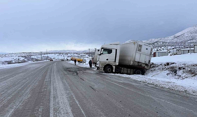 Makas kıran tır kaza yaptı; 1 yaralı