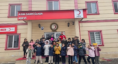 Minik öğrencilerden Ağrı Kızılay’a ziyaret