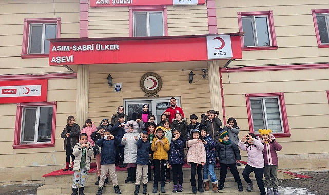 Minik öğrencilerden Ağrı Kızılay’a ziyaret