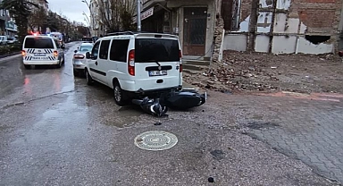 Motosiklet sürücüsü önce seyir halindeki araca sonra park halindeki araca çarptı