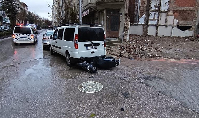 Motosiklet sürücüsü önce seyir halindeki araca sonra park halindeki araca çarptı