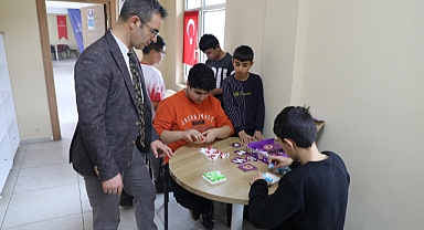 Müdür Din, Hamur Gençlik Merkezi'ni ziyaret etti