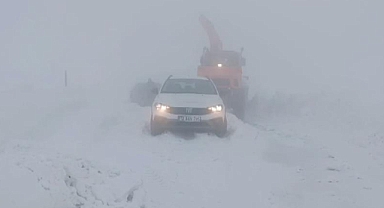 Muş-Mutki karayolunda mahsur kalan 69 kişi kurtarıldı