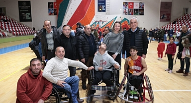 Muş'ta Bedensel Engelliler Tekerlekli Basketbol Maçında Galatasaray rüzgarı esti