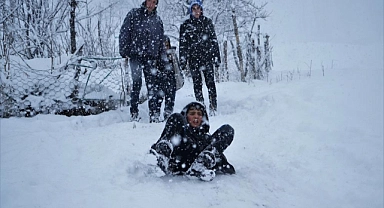Muş'ta çocukların düşe kalka kızak keyfi