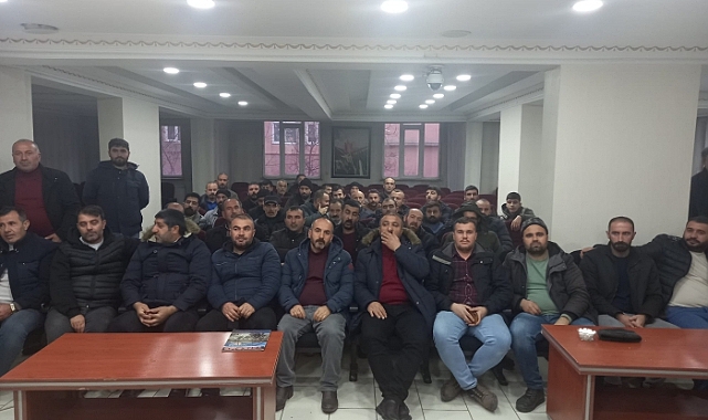 Muş'ta dolmuş şoförleri Belediyenin aldığı karara tepki gösterdi; Eylem yaparak yolu kapattılar
