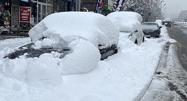 Muş'ta kar 2 metreyi buldu: Araçlar kara gömüldü